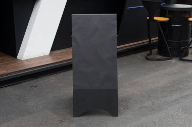 Sokak duvarında kocaman boş bir ilan panosu, kendi metnini ekleyebileceğin pankartlar.