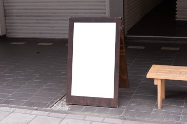 Sokak duvarında kocaman boş bir ilan panosu, kendi metnini ekleyebileceğin pankartlar.