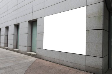 Sokak duvarında kocaman boş bir ilan panosu, kendi metnini ekleyebileceğin pankartlar.