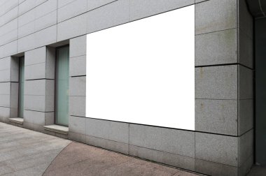 Sokak duvarında kocaman boş bir ilan panosu, kendi metnini ekleyebileceğin pankartlar.