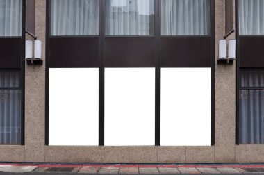 Büyük Pencere ve İsim Yeri olan Dükkan Dükkanı Önü