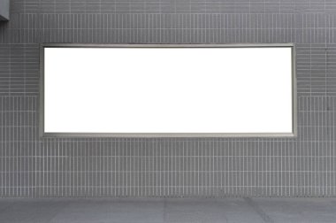 Sokak duvarında kocaman boş bir ilan panosu, kendi metnini ekleyebileceğin pankartlar.