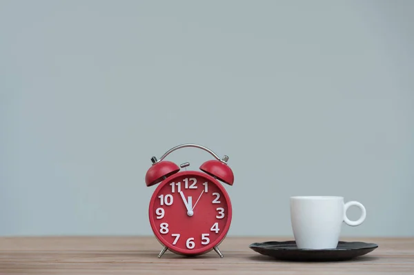 Reloj Despertador Retro Con Cinco Minutos Hasta Las Doce — Foto de Stock