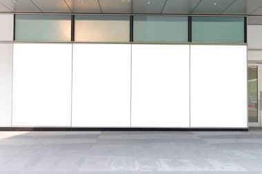 Büyük Pencere ve İsim Yeri olan Dükkan Dükkanı Önü