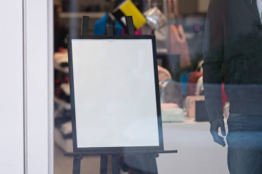 Sokak duvarında kocaman boş bir ilan panosu, kendi metnini ekleyebileceğin pankartlar.