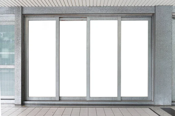 Büyük Pencere ve İsim Yeri olan Dükkan Dükkanı Önü