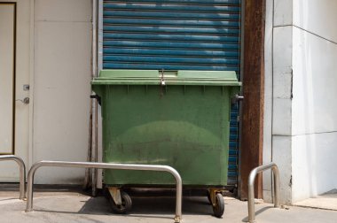 gündüz açık havada şehir çöp kovaları