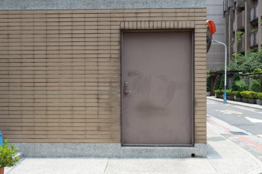 Sokak duvarı ve kapı kenarındaki kaldırım