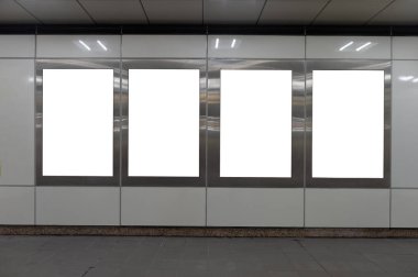 Sokak duvarında kocaman boş bir ilan panosu, kendi metnini ekleyebileceğin pankartlar.