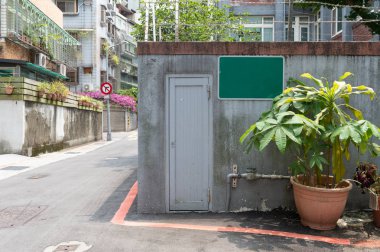 Sokak duvarı ve kapı kenarındaki kaldırım