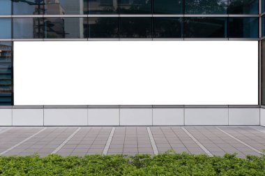 Büyük Pencere ve İsim Yeri olan Dükkan Dükkanı Önü