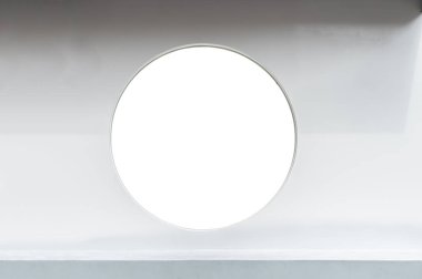 Büyük Pencere ve İsim Yeri olan Dükkan Dükkanı Önü