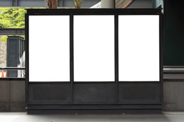 Sokak duvarında kocaman boş bir ilan panosu, kendi metnini ekleyebileceğin pankartlar.