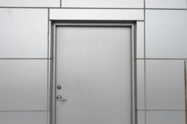 Sokak duvarı ve kapı kenarındaki kaldırım