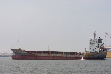 Kaohsiung, Tayvan - Haziran, 2018:A büyük kargo gemisi yaklaşık Kaohsiung liman çıkışına doğru taşır