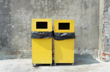 gündüz açık havada şehir çöp kovaları