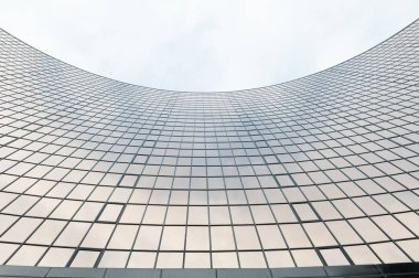 Cam yüzeye yansıması ile iş merkezlerinin bölgesinde gökdelenler görünümünün bu siyah ve beyaz