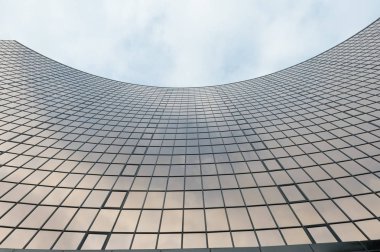 Cam yüzeye yansıması ile iş merkezlerinin bölgesinde gökdelenler görünümünün bu siyah ve beyaz