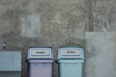 şehir çöp kutularını duvarının yakınında