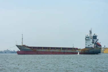 Kaohsiung, Tayvan - Haziran, 2018:A büyük kargo gemisi yaklaşık Kaohsiung liman çıkışına doğru taşır