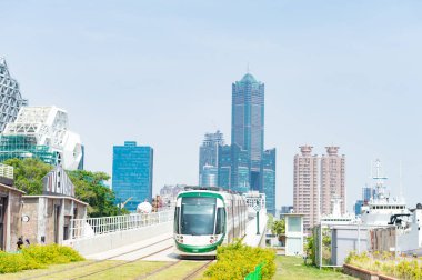 Kaohsiung, Tayvan - Haziran, 2018 yaklaşık: yeni açılan Kaohsiung hafif raylı sistem / dairesel ışık demiryolu Pier 2 sanat bölgesinde