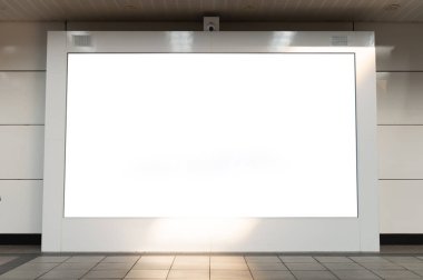 Büyük reklam panosu. Siyah reklam panosu öncülüğünde metin için boş boşluk.