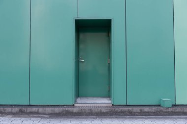 Sokak duvarı ve kapı kenarındaki kaldırım