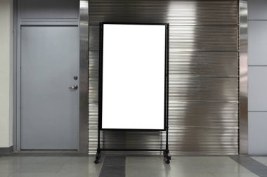 Sokak duvarında kocaman boş bir ilan panosu, kendi metnini ekleyebileceğin pankartlar.