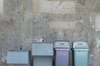 gündüz açık havada şehir çöp kovaları