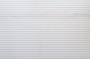 Fabrikada, depoda, garajda ve endüstriyel depoda kullanılan otomatik metal paten kapısının yakın çekimi. Bükülebilir ve katlanabilir metal levha yer tasarrufu sunuyor ve kentsel ve kırsal hissi sağlıyor