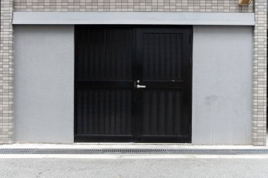 Sokak duvarı ve kapı kenarındaki kaldırım