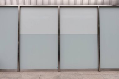 Büyük Pencere ve İsim Yeri olan Dükkan Dükkanı Önü