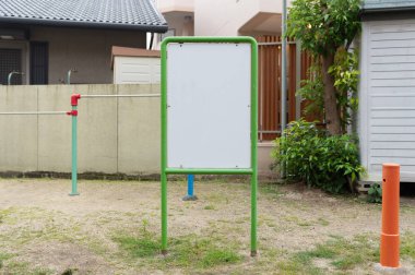 Sokak duvarında kocaman boş bir ilan panosu, kendi metnini ekleyebileceğin pankartlar.