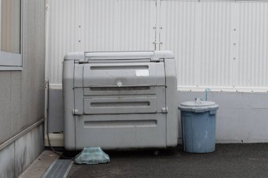 şehir çöp kutularını duvarının yakınında