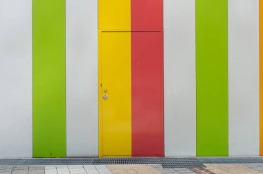 Sokak duvarı ve kapı kenarındaki kaldırım