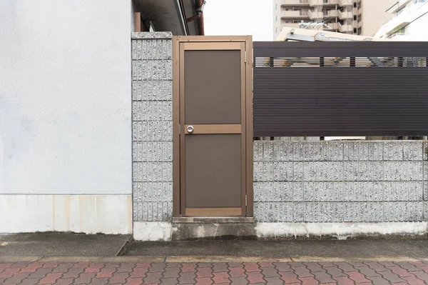 Sokak duvarı ve kapı kenarındaki kaldırım