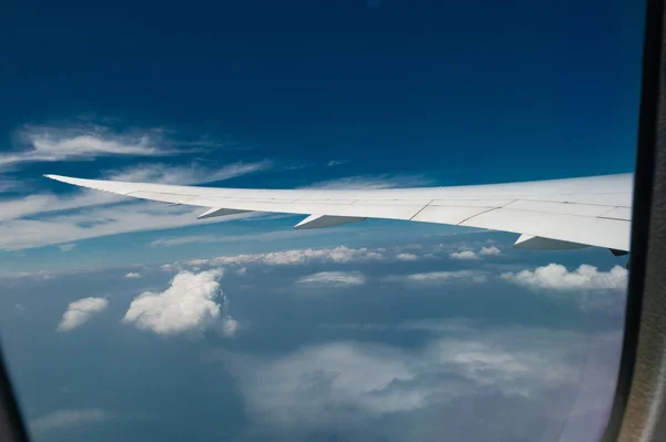 Ala Avión Volando Sobre Las Nubes Cielo —  Fotos de Stock