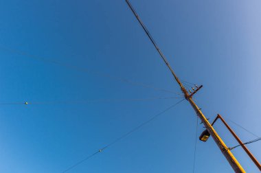 Mavi bulutlu gökyüzü arka plan ile tel ile elektrikli bir mesaj