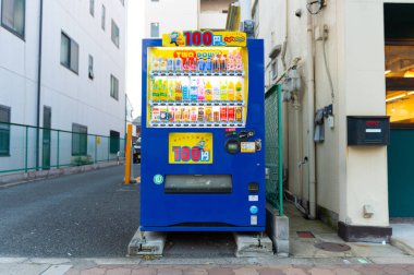 Osaka, Japonya - Haziran, 2017 yaklaşık: çeşitli şirket Osaka, satış makineleri. Japonya vardır otomat en fazla sayıda kişi başına World at hakkında bir ila yirmi üç kişi.