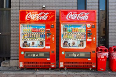Osaka, Japonya - Haziran, 2017 yaklaşık: çeşitli şirket Osaka, satış makineleri. Japonya vardır otomat en fazla sayıda kişi başına World at hakkında bir ila yirmi üç kişi.