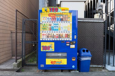 Osaka, Japonya - Haziran, 2017 yaklaşık: çeşitli şirket Osaka, satış makineleri. Japonya vardır otomat en fazla sayıda kişi başına World at hakkında bir ila yirmi üç kişi.