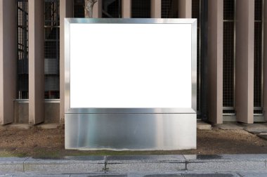 Sokak duvarında kocaman boş bir ilan panosu, kendi metnini ekleyebileceğin pankartlar.