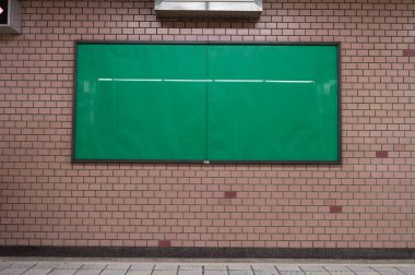 Sokak duvarında kocaman boş bir ilan panosu, kendi metnini ekleyebileceğin pankartlar.