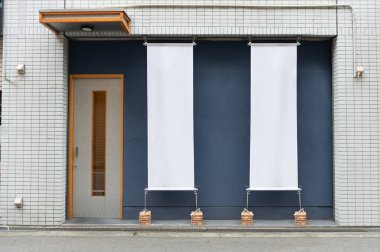 Sokak duvarında kocaman boş bir ilan panosu, kendi metnini ekleyebileceğin pankartlar.