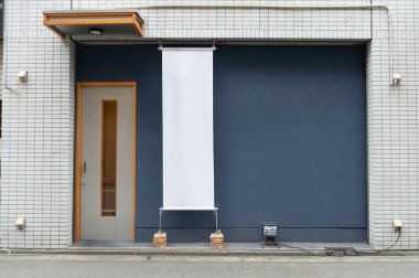 Sokak duvarında kocaman boş bir ilan panosu, kendi metnini ekleyebileceğin pankartlar.