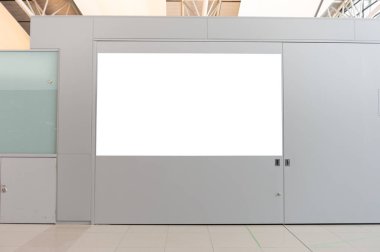 Sokak duvarında kocaman boş bir ilan panosu, kendi metnini ekleyebileceğin pankartlar.