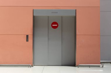 Sokak duvarı ve kapı kenarındaki kaldırım