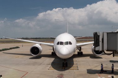Uçuş öncesi ve yakıt ikmali ve uçak charter taşımacılığı hizmeti yükleme, uçak kalkış kapısı, terminal Uluslararası Havaalanı içinde için hazır olun. pencereden görüntüleme
