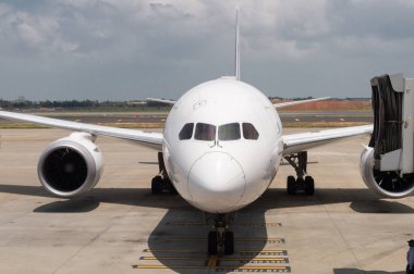 Uçuş öncesi ve yakıt ikmali ve uçak charter taşımacılığı hizmeti yükleme, uçak kalkış kapısı, terminal Uluslararası Havaalanı içinde için hazır olun. pencereden görüntüleme