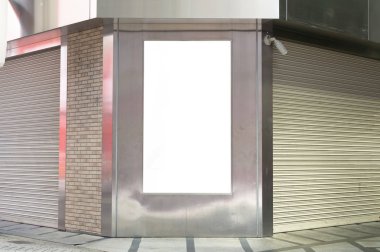 Sokak duvarında kocaman boş bir ilan panosu, kendi metnini ekleyebileceğin pankartlar.